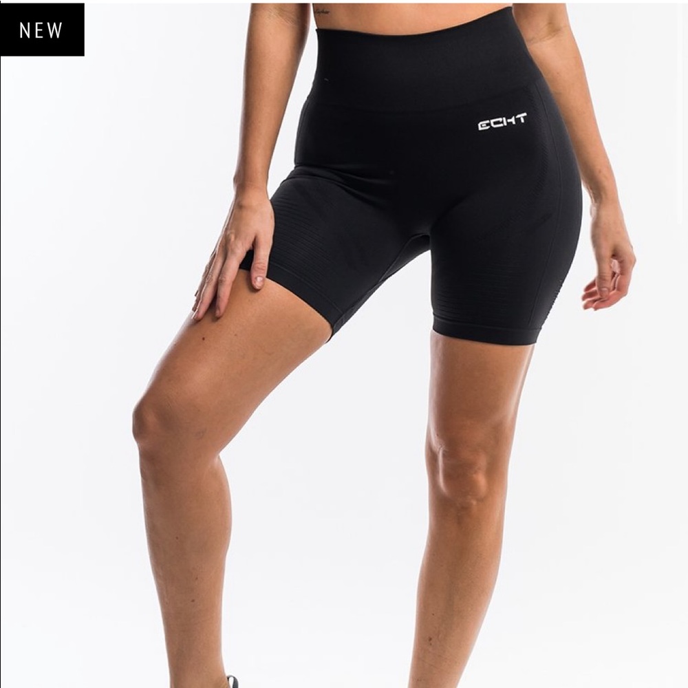 SOLD ON MER CARI*** Echt Arise Shorts